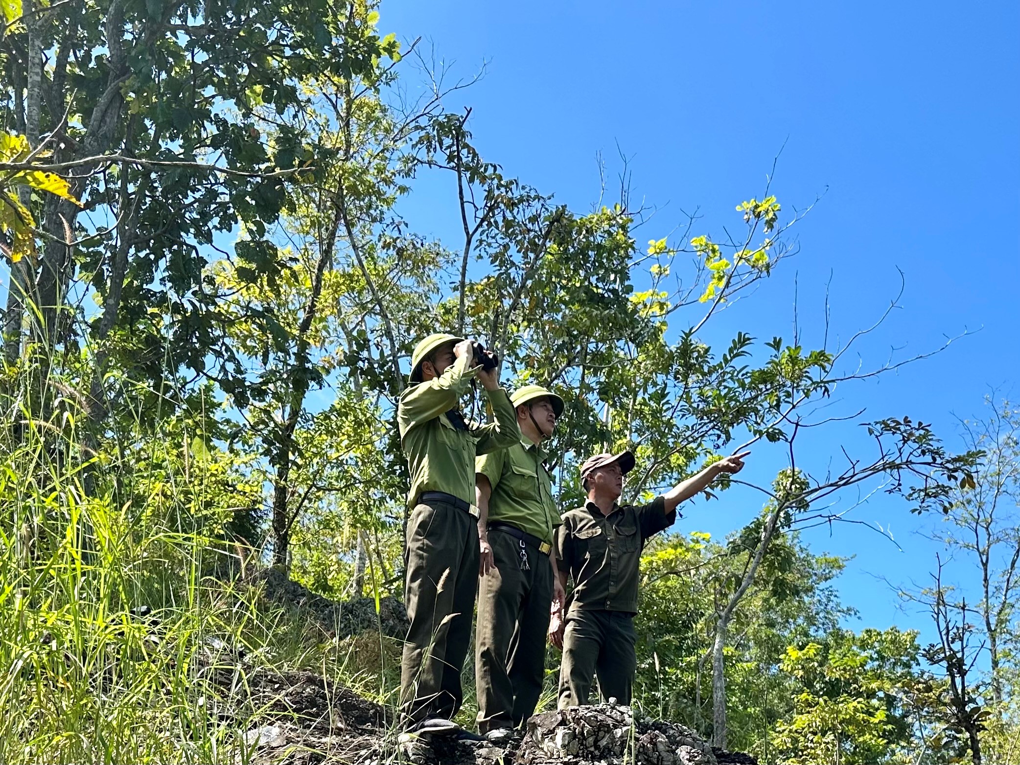 Lực lượng Kiểm lâm huyện Cư M’gar phối hợp, hỗ trợ đơn vị chủ rừng thực hiện nhiệm vụ bảo vệ rừng và phòng cháy, chữa cháy rừng.
